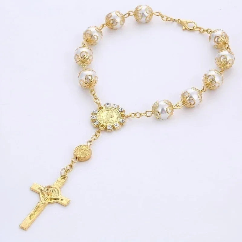 Pulseira Rosário Religiosa com Pérolas e Cruz Banhado 18k